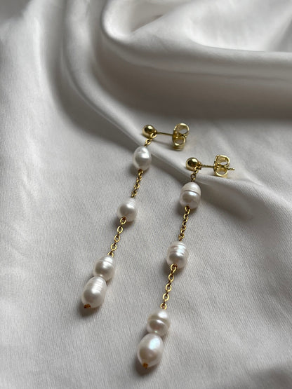 CLASSIC PEARL EARRINGS